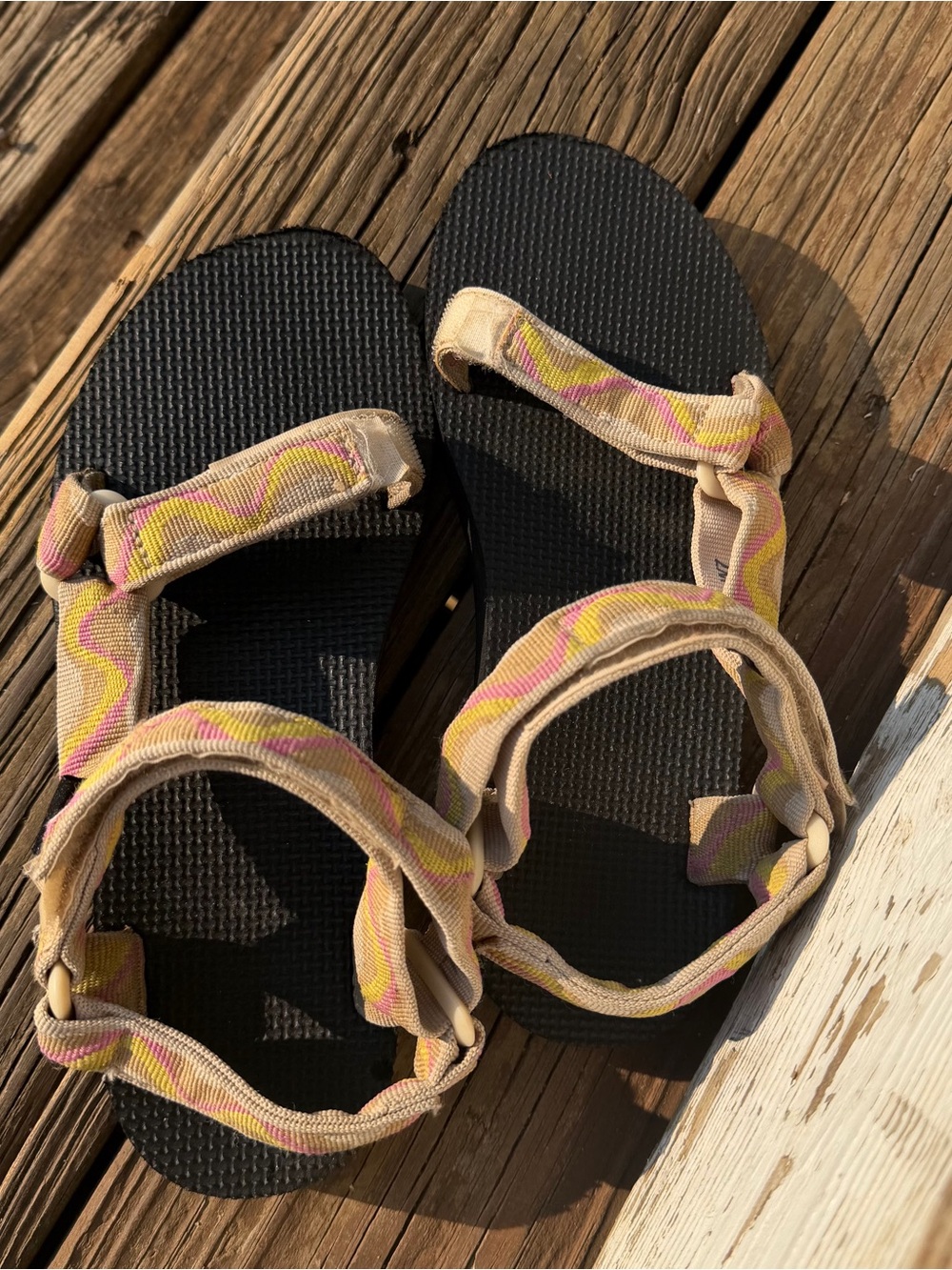 Teva Original Universal Sandals Women’s Size 7 Pink Yellow Geo Print